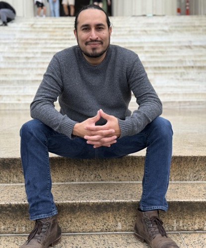 Carlos the Medium sits on the steps of the Lincoln Memorial in Washington DC.